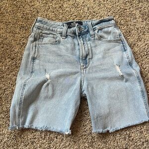 Hollister Ultra High-Rise Mom Jean Vintage Stretch Bermuda Shorts Size 0R (w25R)